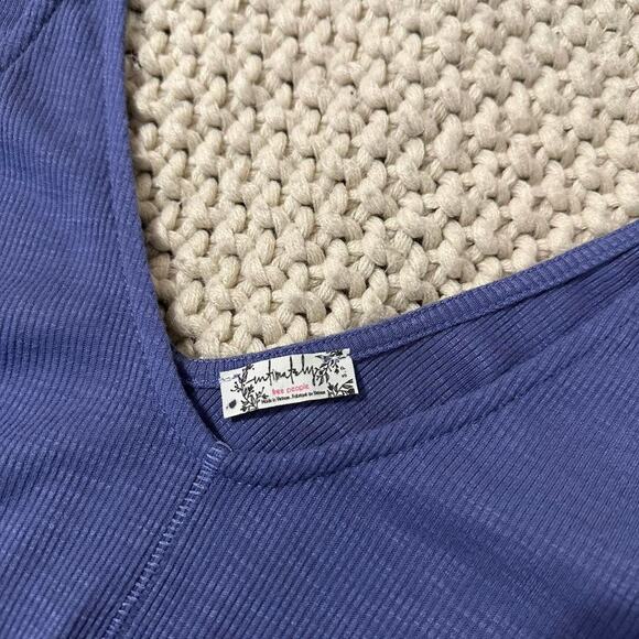 Blue cropped tank top - Picture 2 of 2